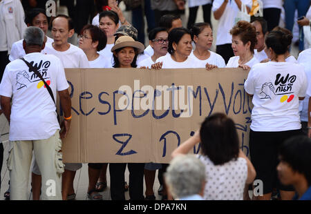 Bangkok, Thaïlande. 10 janvier, 2014. Assister à un rassemblement pour les résidents de soutenir les élections le 2 février et protester contre l'arrêt planifié 'Bangkok' conduit par un manifestant anti-gouvernement le 13 janvier à Bangkok, Thaïlande, 10 janvier 2014. La Commission électorale (CE) de la Thaïlande a demandé instamment au gouvernement de renoncer à l'élection du 2 février qu'elle est vouée à l'échec, la CE a déclaré ici le vendredi. Credit : Qin Qing/Xinhua/Alamy Live News Banque D'Images