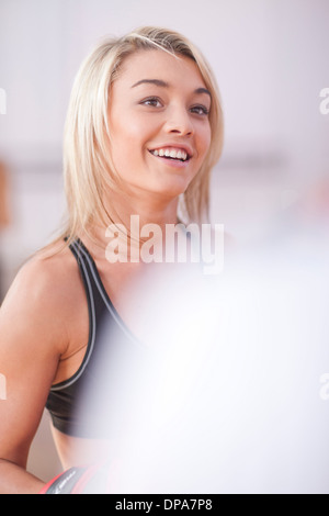 Portrait of young woman in gym Banque D'Images