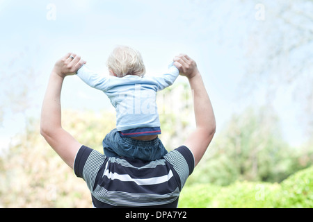 Le père avec son fils sur les épaules de bébé Banque D'Images