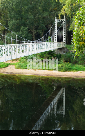 Cambus o' peut bridge - pont suspendu de l'époque victorienne sur la rivière Dee, près de la Grande Motte, dans l'Aberdeenshire. Banque D'Images