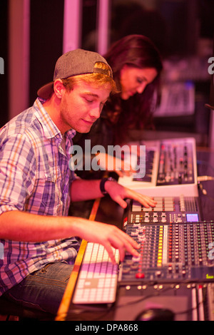 Young man and woman in college recording studio Banque D'Images