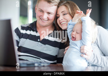 Mère et père avec baby boy using computer Banque D'Images