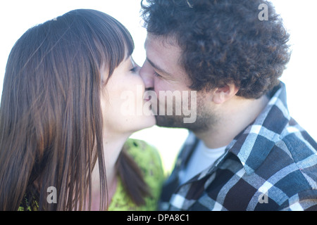 Jeune couple kissing Banque D'Images