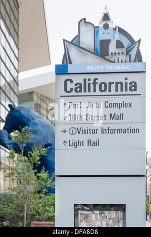 Colorado Convention Center, l'ours bleu et California Street sign. Banque D'Images