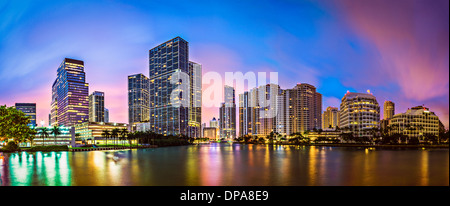 Horizon de Miami, Floride, USA au Brickell Key et la rivière Miami. Banque D'Images