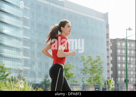 Jeune femme jogging en ville Banque D'Images