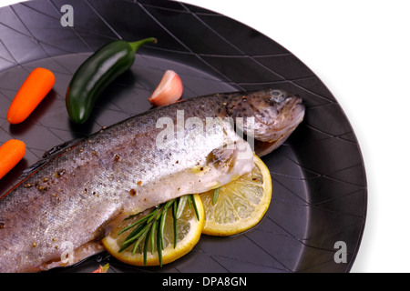 La truite mariné au citron, carotte au poêle, Close up Banque D'Images