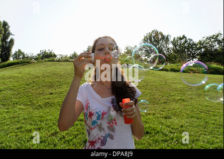 Young woman blowing bubbles Banque D'Images