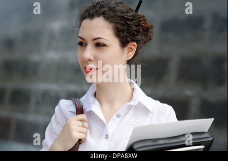 Portrait of young office worker avec des fichiers Banque D'Images