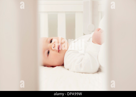 Bébé en crèche par elle-même Banque D'Images