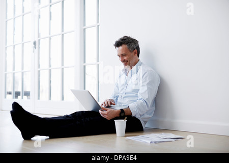 Homme assis sur marbre chanter coffre Banque D'Images