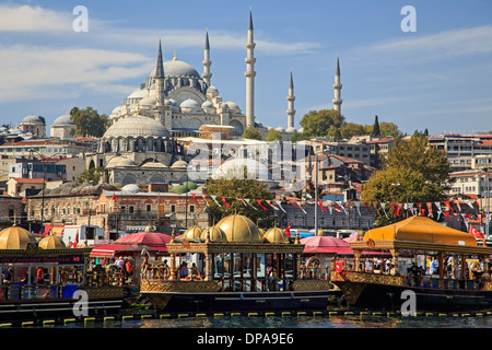 Mosquée de Suleymaniye et poissons restaurant sandwich bateaux, Eminonu, Istanbul, Turquie Banque D'Images