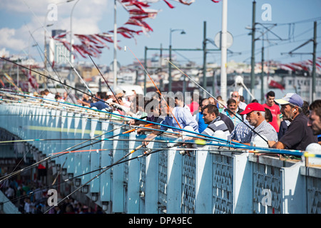Les pêcheurs, le pont de Galata, Istanbul, Turquie Banque D'Images