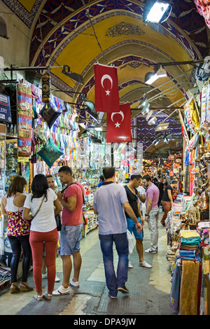 Personnes et des commerces, Grand Bazar, Istanbul, Turquie Banque D'Images