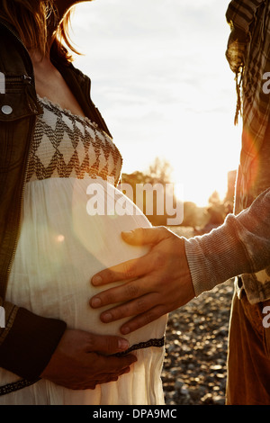 Portrait de femme enceinte et partenaire de toucher bump Banque D'Images