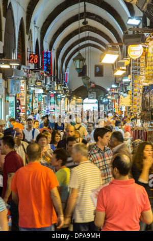 Les internautes et les boutiques, le marché aux épices, Istanbul, Turquie Banque D'Images