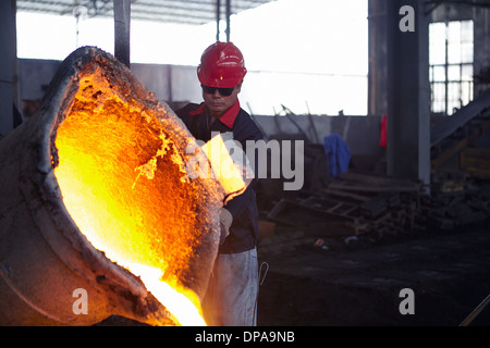 Working in cast iron foundry Banque D'Images