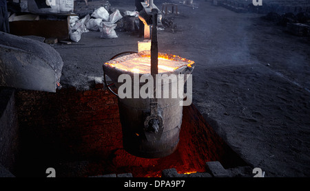 Working in cast iron foundry Banque D'Images