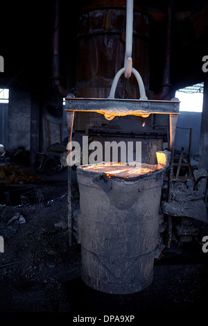 Working in cast iron foundry Banque D'Images