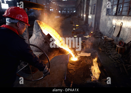 Working in cast iron foundry Banque D'Images