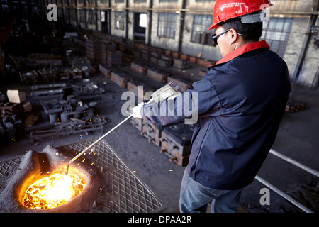 Working in cast iron foundry Banque D'Images