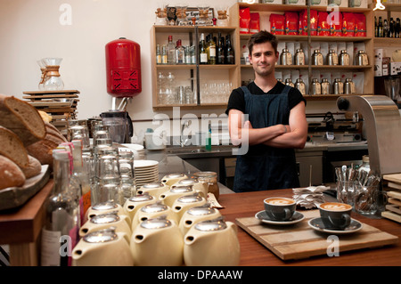 Portrait de jeune homme derrière la cuisine in cafe Banque D'Images