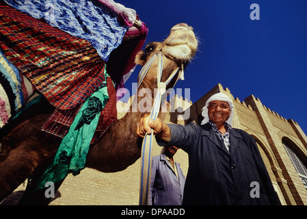 L'homme avec son chameau à l'extérieur de la grande mosquée de Kairouan, Tunisie Banque D'Images