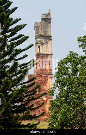 La tour de St Augustin, une partie de l'église en ruine de Notre Dame de grâce à Tiswadi, Old Goa, Inde Banque D'Images