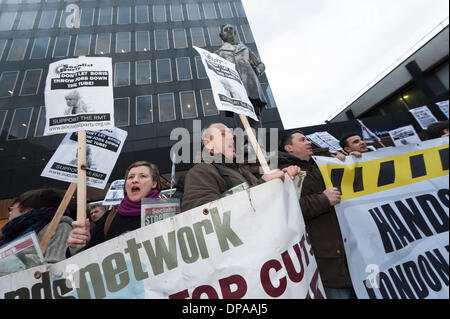 La gare de Euston, Londres, Royaume-Uni. 10 janvier, 2014. Une grande foule de manifestants ont organisé une flash mob à la gare de Euston contre l'imminence de coupures au métro de Londres. Le maire de Londres, Boris Johnson, l'intention de fermer les guichets en 2015 résultant en emploi 750 perd. Credit : Lee Thomas/Alamy Live News Banque D'Images