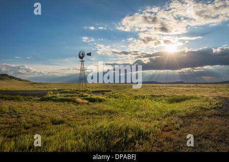 Moulin dans un champ ouvert dans le Nouveau Mexique. Banque D'Images