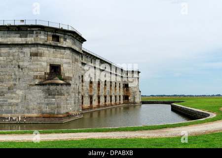 Fort Delaware vu de la droite du port sally et le long de la douve. Banque D'Images