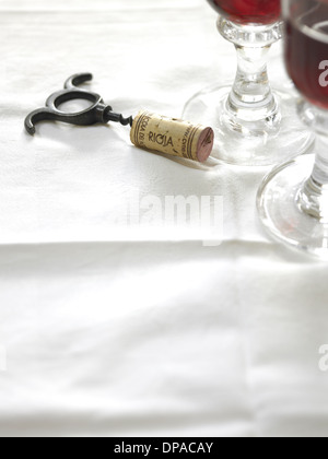 Deux verres de vin rouge, avec du liège et corkscrew Banque D'Images