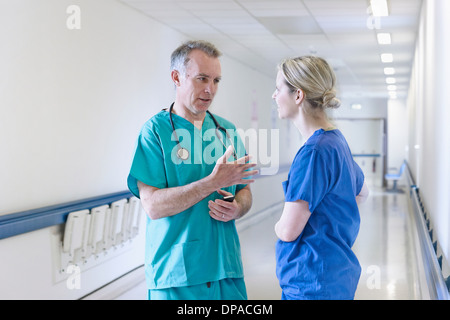 Médecin et chirurgien dans couloir permanent Banque D'Images