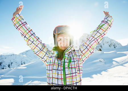 Portrait of teenage girl skieur ayant les bras tendus, Les Arcs, Haute-Savoie, France Banque D'Images