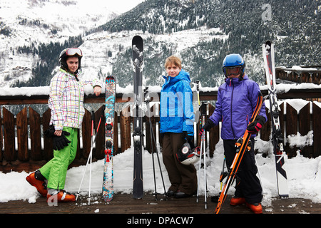 Portrait de frère et soeurs holding skis Banque D'Images