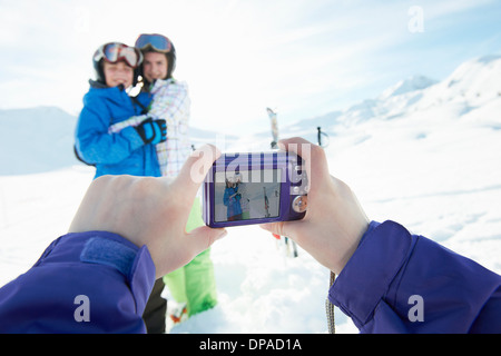 Soeur photographier frères et sœurs dans la neige, Les Arcs, Haute-Savoie, France Banque D'Images