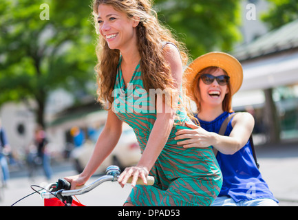 Deux amies riding bicycle Banque D'Images