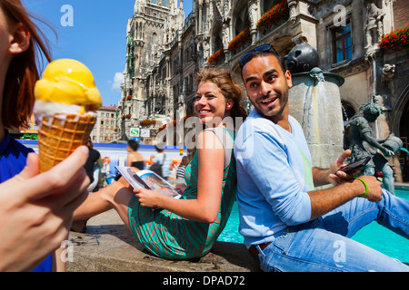 Couple et femme avec la crème glacée, de la Marienplatz de Munich, Munich, Allemagne Banque D'Images