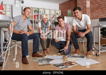 Portrait de collègues avec des papiers sur le plancher Banque D'Images