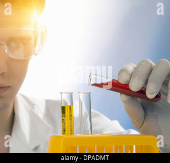 Close up of scientist pouring liquid à partir de tube à essai Banque D'Images