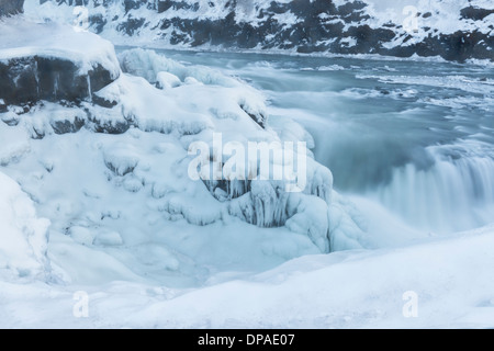 Partiellement congelée célèbre cascade de Gullfoss - Triangle d'Or (Falls) en Islande en hiver Banque D'Images