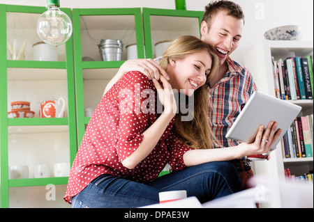 Chat vidéo sur le couple using digital tablet