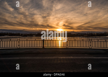 Soleil sur lac gelé Tjornin de Reykjavik en Islande Banque D'Images