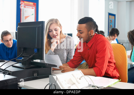 Les élèves du collège avec ordinateur Banque D'Images