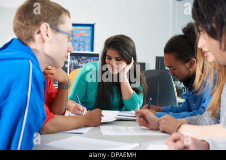 Groupe d'étudiants du collège d'étudier ensemble Banque D'Images