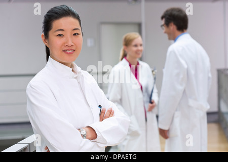 Petit groupe de scientifiques dans l'atrium de laboratoire Banque D'Images
