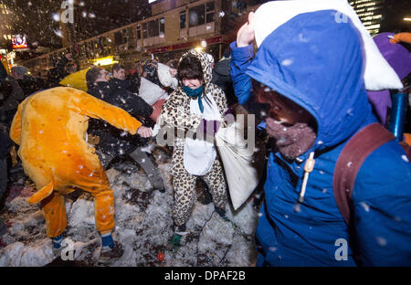 Hambourg, Allemagne. 10 janvier, 2014. Les participants d'un flashmob coussins et de plumes sur la Reeperbahn à Hambourg, Allemagne, 10 janvier 2014. Quelques centaines de personnes ont pris part à la guerre d'oreillers sur la Reeperbahn à Hambourg pour protester contre la zone dangeureuse mis en place par la police. Photo : MAJA HITIJ/dpa/Alamy Live News Banque D'Images