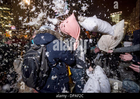 Hambourg, Allemagne. 10 janvier, 2014. Les participants d'un flashmob coussins et de plumes sur la Reeperbahn à Hambourg, Allemagne, 10 janvier 2014. Quelques centaines de personnes ont pris part à la guerre d'oreillers sur la Reeperbahn à Hambourg pour protester contre la zone dangeureuse mis en place par la police. Photo : MAJA HITIJ/dpa/Alamy Live News Banque D'Images