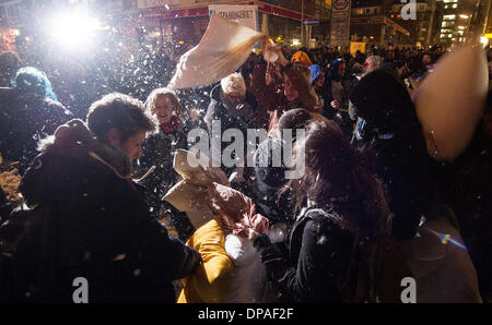 Hambourg, Allemagne. 10 janvier, 2014. Les participants d'un flashmob coussins et de plumes sur la Reeperbahn à Hambourg, Allemagne, 10 janvier 2014. Quelques centaines de personnes ont pris part à la guerre d'oreillers sur la Reeperbahn à Hambourg pour protester contre la zone dangeureuse mis en place par la police. Photo : MAJA HITIJ/dpa/Alamy Live News Banque D'Images