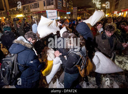 Hambourg, Allemagne. 10 janvier, 2014. Les participants d'un flashmob coussins et de plumes sur la Reeperbahn à Hambourg, Allemagne, 10 janvier 2014. Quelques centaines de personnes ont pris part à la guerre d'oreillers sur la Reeperbahn à Hambourg pour protester contre la zone dangeureuse mis en place par la police. Photo : MAJA HITIJ/dpa/Alamy Live News Banque D'Images